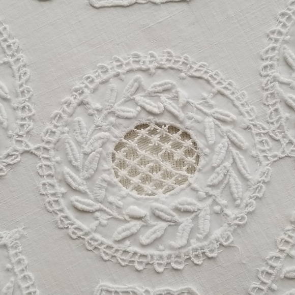 Antique 66" Round Fancy Lace Cover - Picture 3 of 8